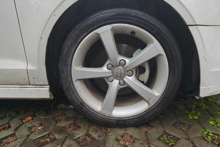 Used Audi A3 2017 Limousine 35 TFSI Fashion Model Right Front Wheel Hub