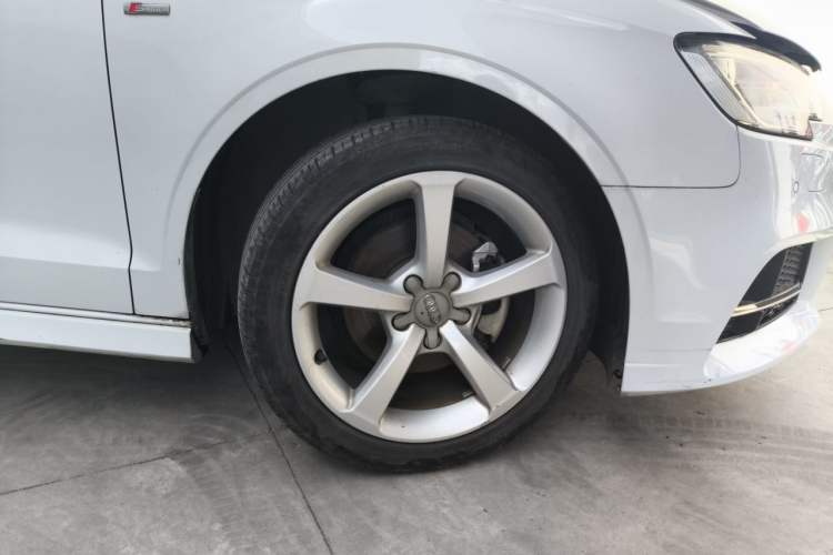 Used Audi A3 2017 Limousine 35 TFSI Fashion Model Right Front Wheel Hub