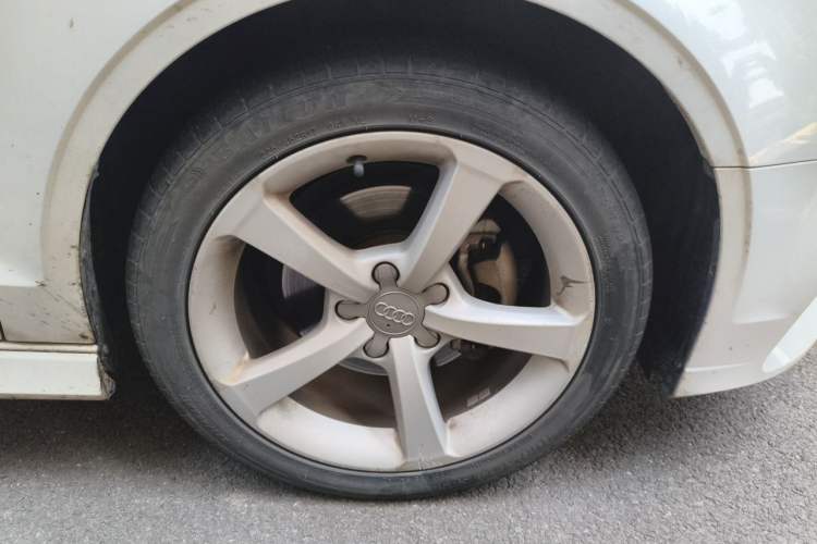 Used Audi A3 2017 Limousine 35 TFSI Fashion Model Right Front Wheel Hub