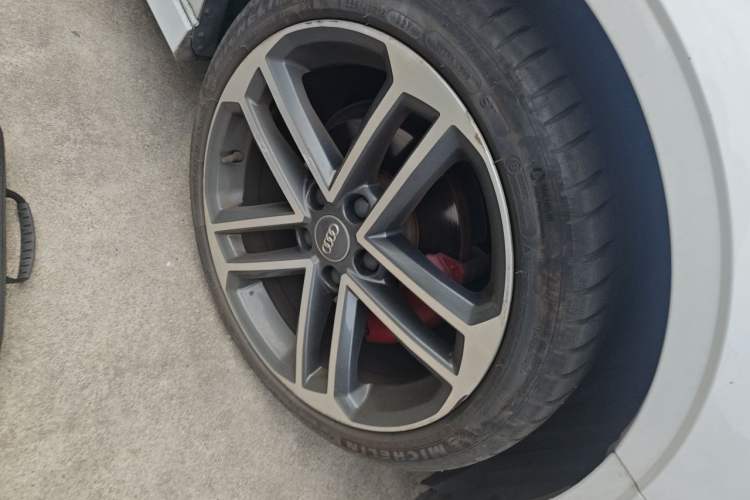 Used Audi A3 2017 Limousine 35 TFSI Sport Edition Right Front Wheel Hub