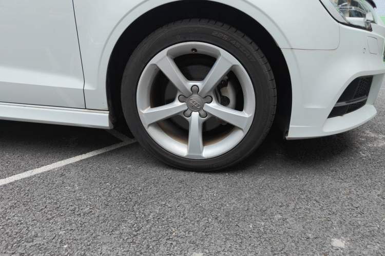Used Audi A3 2017 Limousine 35 TFSI Fashion Model Right Front Wheel Hub