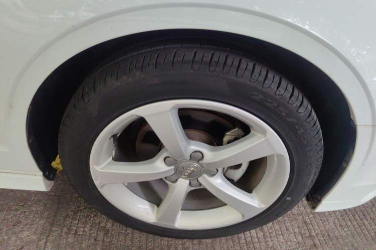 Used Audi A3 2017 Limousine 35 TFSI Fashion Model Right Front Wheel Hub