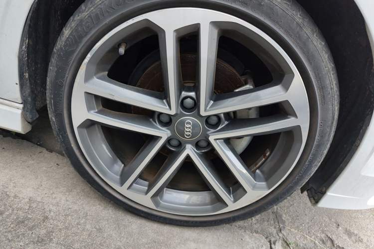 Used Audi A3 2017 Limousine 35 TFSI Ambition Edition Right Front Wheel Hub