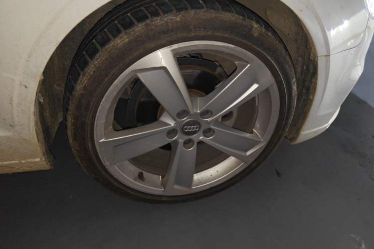 Used Audi A3 2017 Limousine 35 TFSI Style Edition Right Front Wheel Hub
