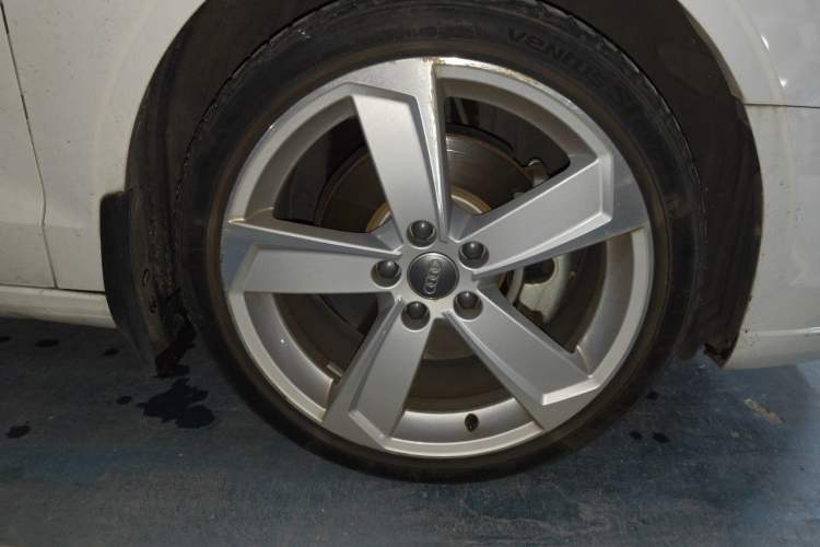 Used Audi A3 2017 Limousine 40 TFSI Style Edition Right Front Wheel Hub