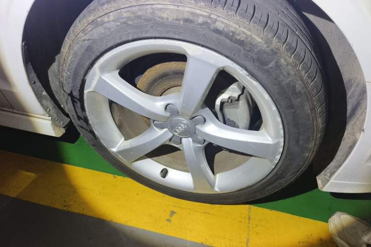 Used Audi A3 2017 Limousine 35 TFSI Fashion Model Right Front Wheel Hub