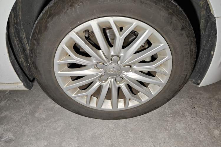 Used Audi A3 2017 Limousine 35 TFSI Fashion Model Right Front Wheel Hub