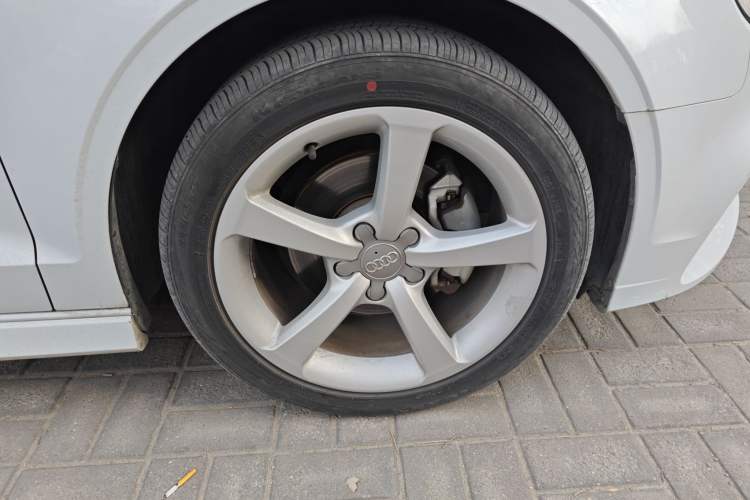 Used Audi A3 2017 Limousine 35 TFSI Fashion Model Right Front Wheel Hub