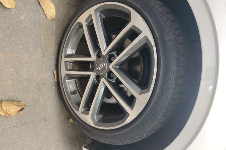 Used Audi A3 2017 Limousine 35 TFSI Ambition Edition Right Front Wheel Hub