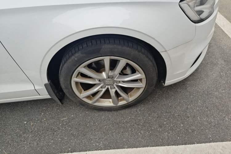 Used Audi A3 2017 Limousine 35 TFSI Ambition Edition Right Front Wheel Hub