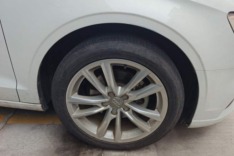 Used Audi A3 2017 Limousine 35 TFSI Ambition Edition Right Front Wheel Hub
