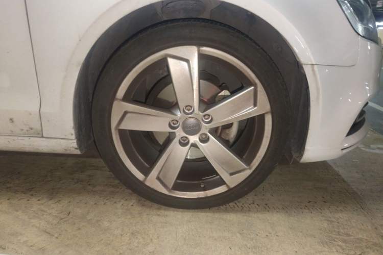 Used Audi A3 2017 Limousine 35 TFSI Style Edition Right Front Wheel Hub