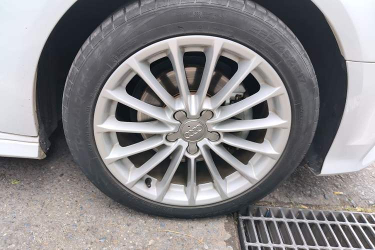Used Audi A3 2017 Sportback 35 TFSI Fashion Model Right Front Wheel Hub