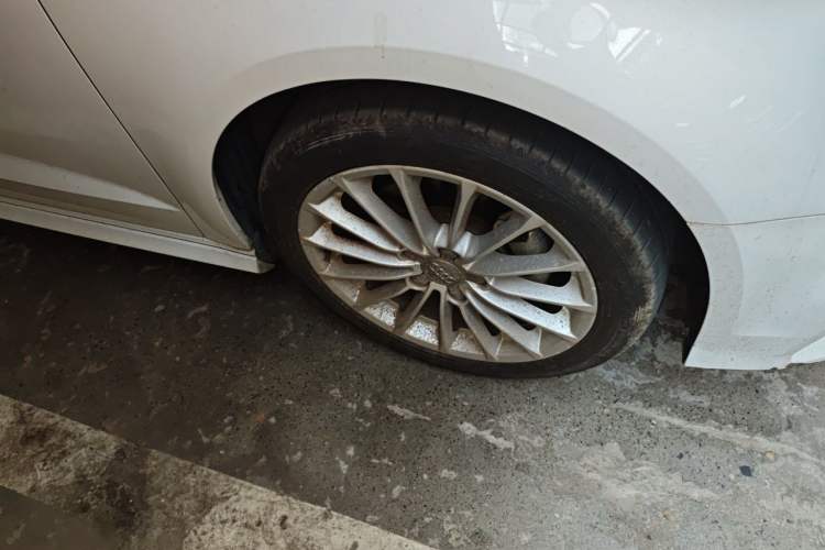 Used Audi A3 2017 Sportback 35 TFSI Fashion Model Right Front Wheel Hub