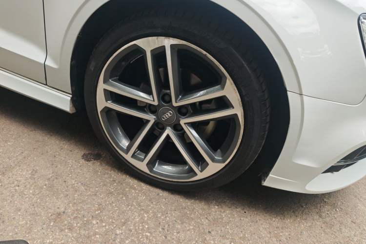 Used Audi A3 2017 Limousine 35 TFSI Sport Edition Right Front Wheel Hub