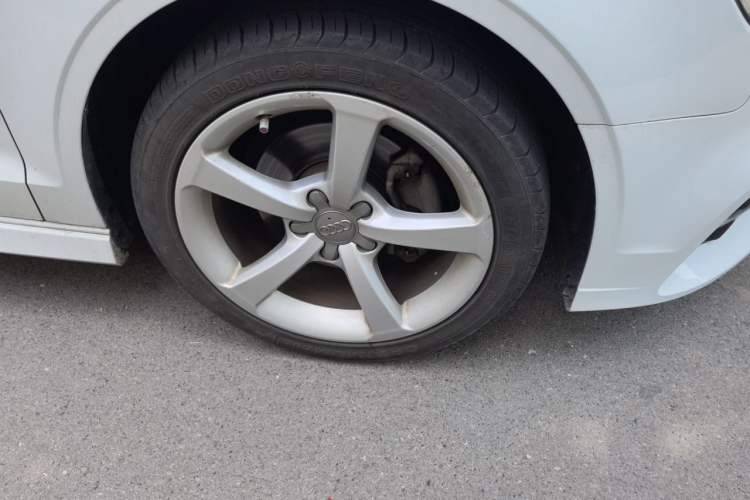 Used Audi A3 2017 Limousine 35 TFSI Fashion Model Right Front Wheel Hub