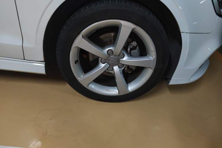 Used Audi A3 2017 Limousine 35 TFSI Fashion Model Right Front Wheel Hub