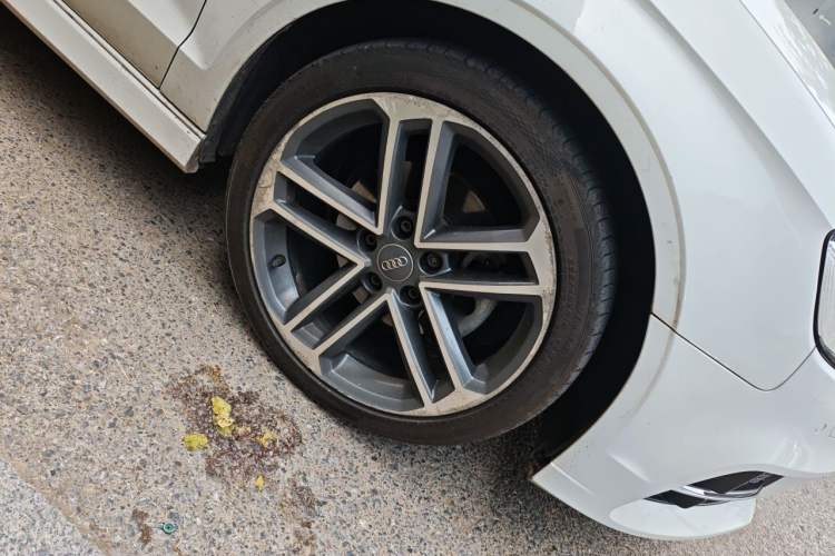 Used Audi A3 2017 Limousine 35 TFSI Sport Edition Right Front Wheel Hub