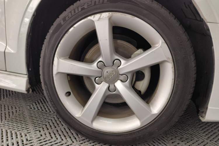 Used Audi A3 2017 Limousine 35 TFSI Fashion Model Right Front Wheel Hub