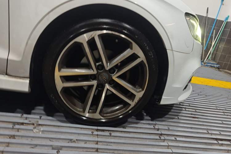 Used Audi A3 2017 Limousine 35 TFSI Sport Edition Right Front Wheel Hub