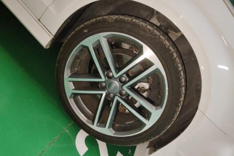 Used Audi A3 2017 Limousine 35 TFSI Sport Edition Right Front Wheel Hub