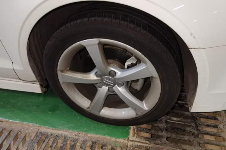 Used Audi A3 2017 Limousine 35 TFSI Fashion Model Right Front Wheel Hub