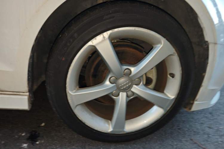 Used Audi A3 2017 Limousine 35 TFSI Fashion Model Right Front Wheel Hub