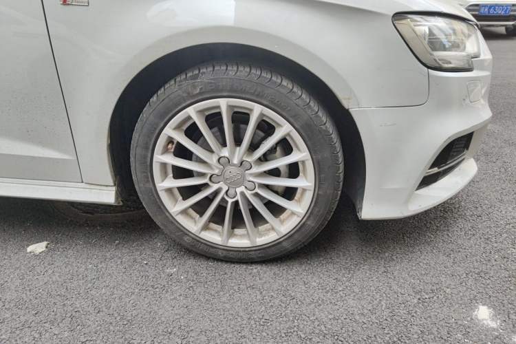Used Audi A3 2017 Sportback 35 TFSI Fashion Model Right Front Wheel Hub