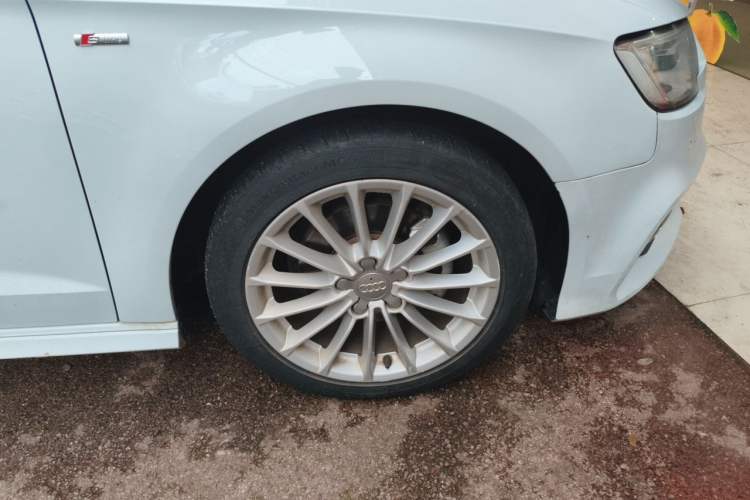 Used Audi A3 2017 Sportback 35 TFSI Fashion Model Right Front Wheel Hub