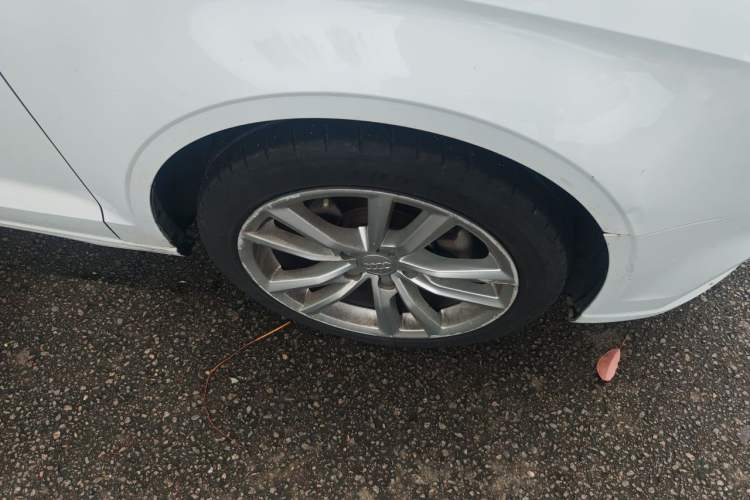 Used Audi A3 2017 Limousine 35 TFSI Ambition Edition Right Front Wheel Hub