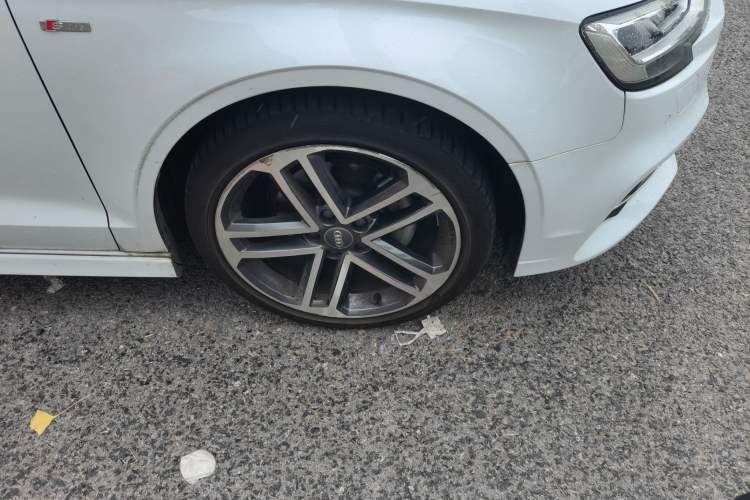 Used Audi A3 2017 Limousine 35 TFSI Sport Edition Right Front Wheel Hub