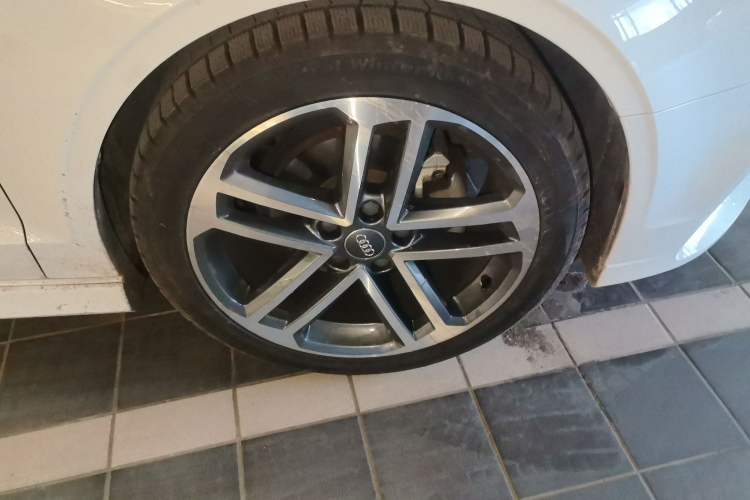 Used Audi A3 2017 Limousine 35 TFSI Sport Edition Right Front Wheel Hub