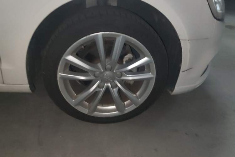 Used Audi A3 2017 Limousine 35 TFSI Ambition Edition Right Front Wheel Hub