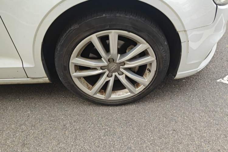 Used Audi A3 2017 Limousine 35 TFSI Ambition Edition Right Front Wheel Hub