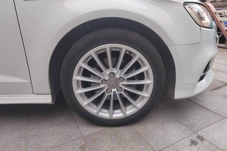 Used Audi A3 2017 Sportback 35 TFSI Fashion Model Right Front Wheel Hub