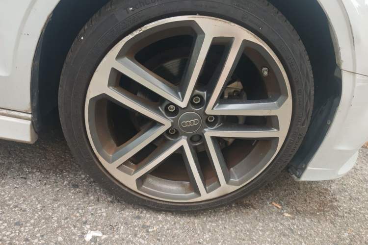 Used Audi A3 2017 Limousine 35 TFSI Sport Edition Right Front Wheel Hub