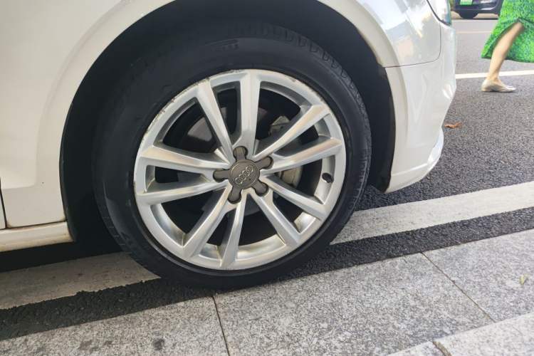 Used Audi A3 2017 Limousine 35 TFSI Ambition Edition Right Front Wheel Hub