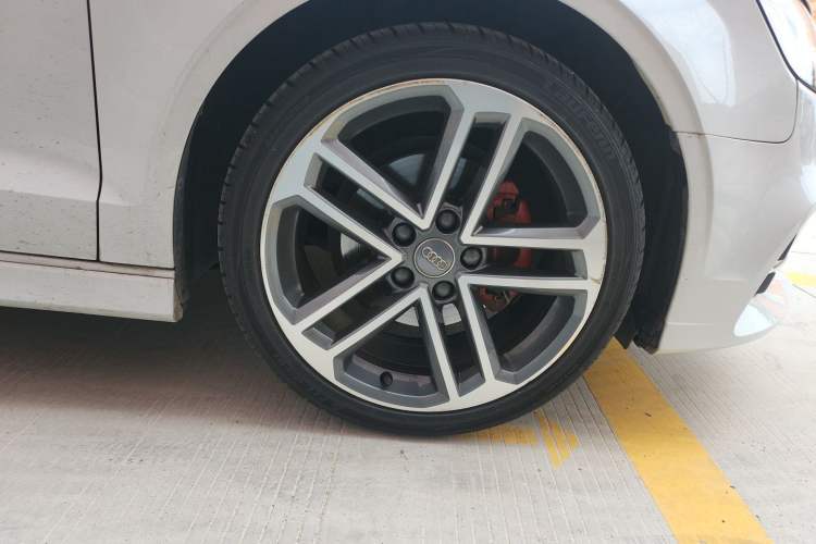 Used Audi A3 2017 Limousine 35 TFSI Sport Edition Right Front Wheel Hub