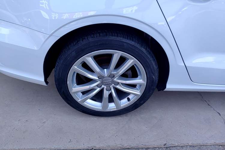 Used Audi A3 2017 Limousine 35 TFSI Ambition Edition Right Rear Wheel Hub