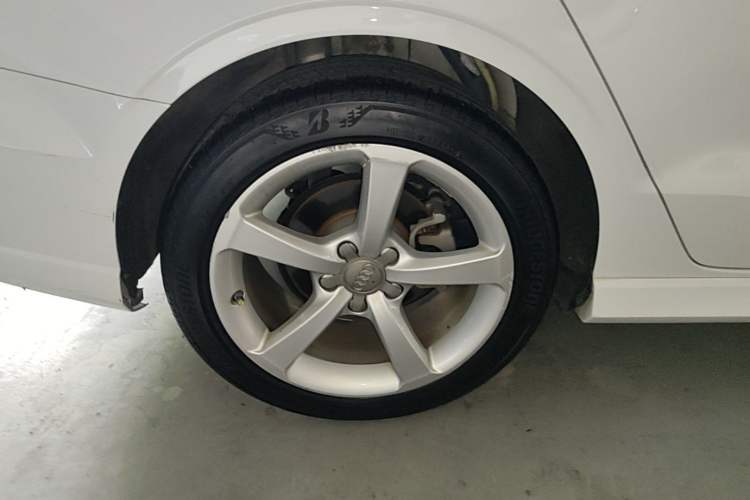 Used Audi A3 2017 Limousine 35 TFSI Fashion Model Right Rear Wheel Hub
