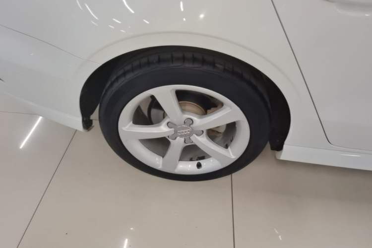 Used Audi A3 2017 Limousine 35 TFSI Fashion Model Right Rear Wheel Hub