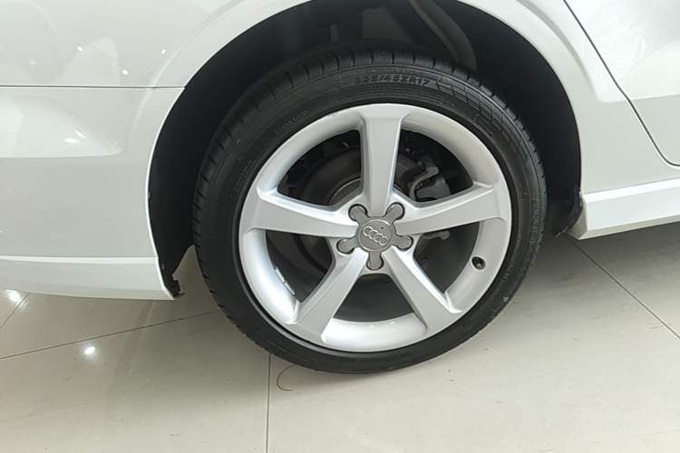 Used Audi A3 2017 Limousine 35 TFSI Fashion Model Right Rear Wheel Hub