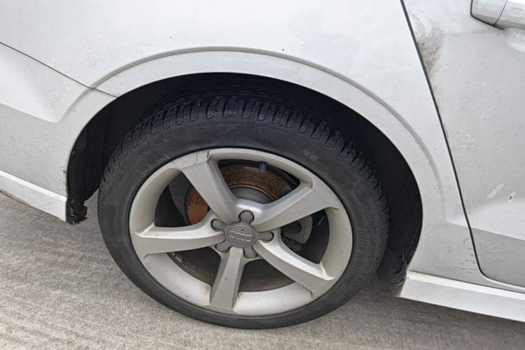 Used Audi A3 2017 Limousine 35 TFSI Fashion Model Right Rear Wheel Hub