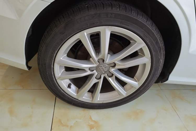 Used Audi A3 2017 Limousine 35 TFSI Ambition Edition Right Rear Wheel Hub