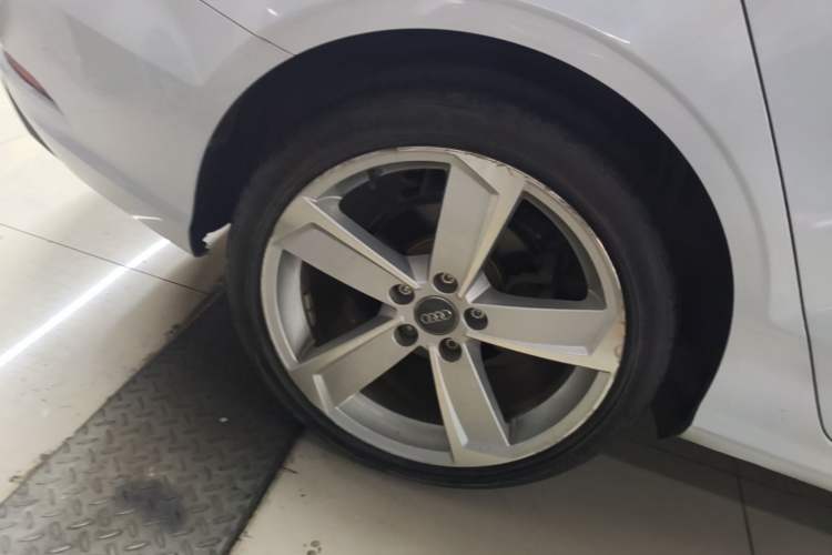 Used Audi A3 2017 Limousine 40 TFSI Style Edition Right Rear Wheel Hub