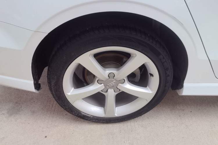 Used Audi A3 2017 Limousine 35 TFSI Fashion Model Right Rear Wheel Hub