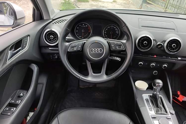Used Audi A3 2017 Limousine 35 TFSI Fashion Model Steering Wheel