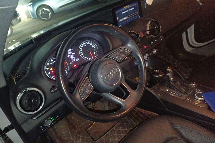 Used Audi A3 2017 Limousine 35 TFSI Fashion Model Steering Wheel