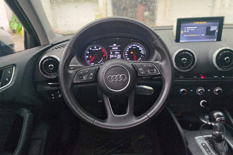 Used Audi A3 2017 Limousine 35 TFSI Fashion Model Steering Wheel