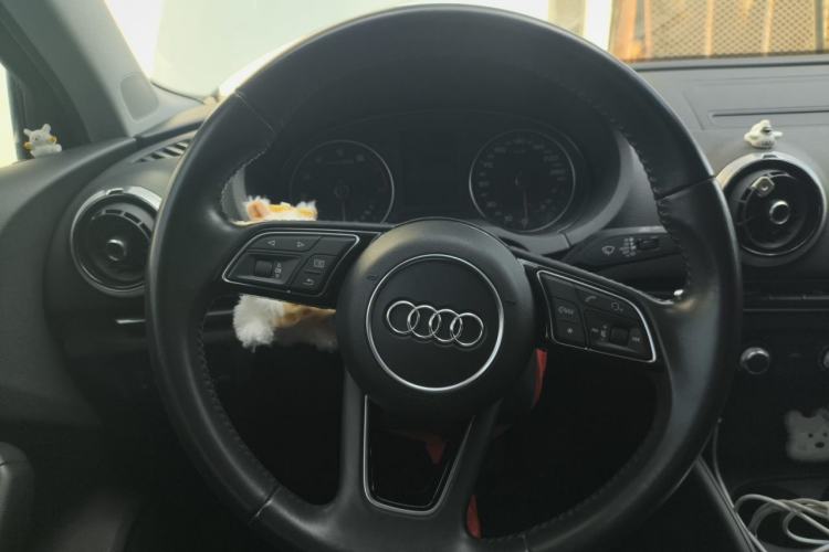 Used Audi A3 2017 Limousine 35 TFSI Fashion Model Steering Wheel